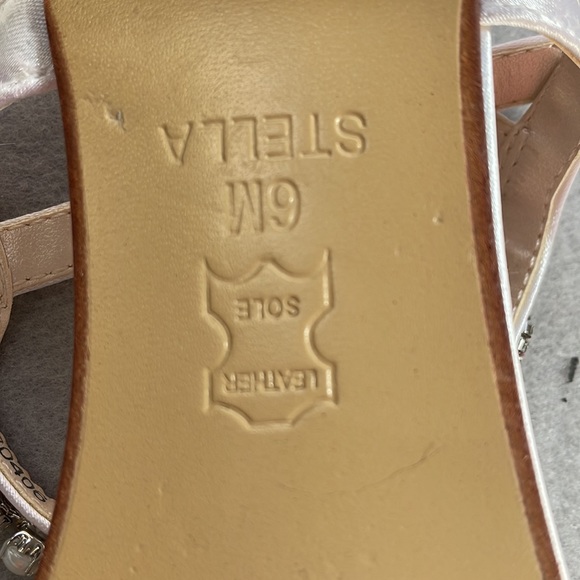 David’s Bridal sandals, crystal and pearl embellishment on strap size 6 - Picture 5 of 5